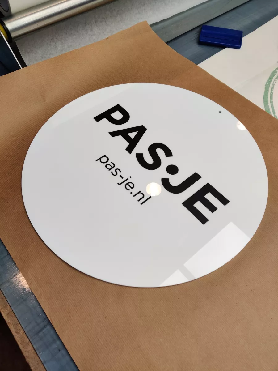 Welkom bordje van acrylaat voor Pas Je in Bussum
